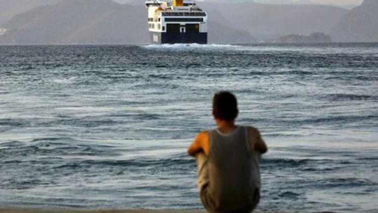Times: Suriyeli mülteci, Türkiyeden Yunan adalarına yüzerek geçti