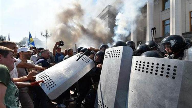 Kievde protestocular polisle çatıştı