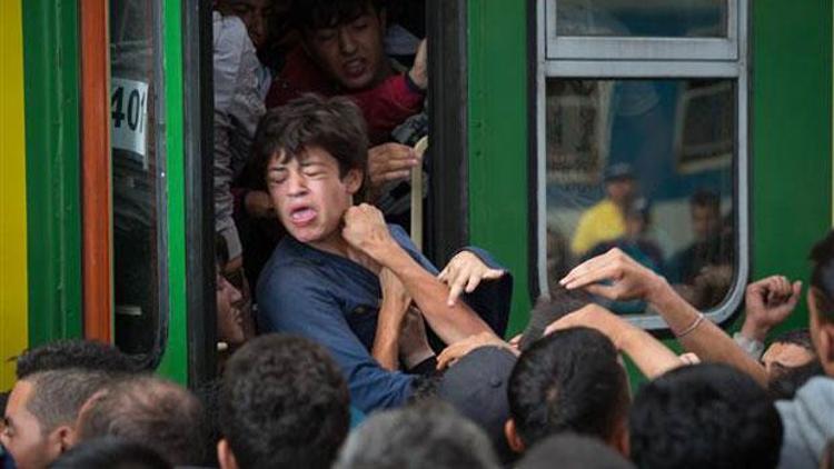 Macaristanda izin çıktı, mülteciler trenlere akın etti