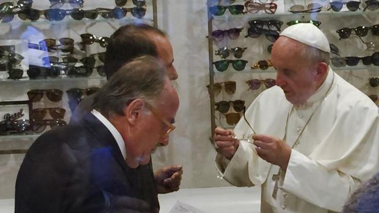 Papa gözlükçüye gidip, gözlük camlarını değiştirdi