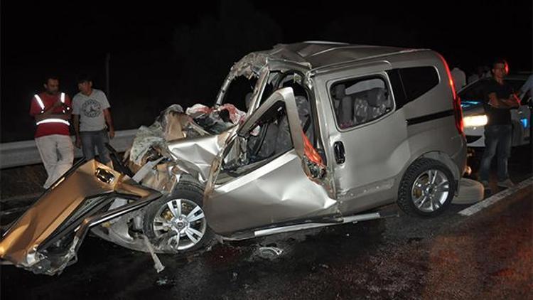 Hafif ticari araç TIRa çarptı 1’i çocuk 3 kişi hayatını kaybetti