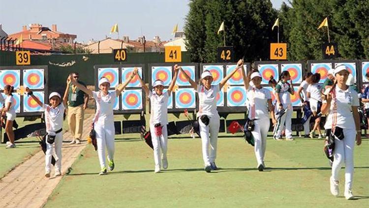 Doktorun okçuları madalyaya doymuyor