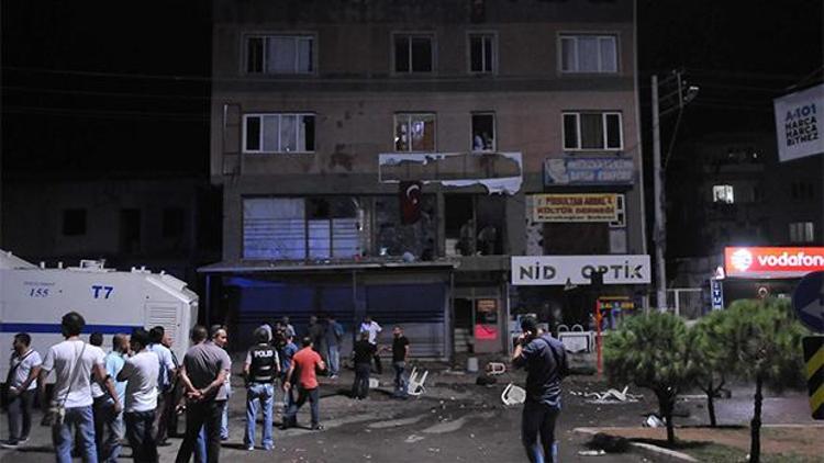 Terör protestosunda HDP binası taşlandı