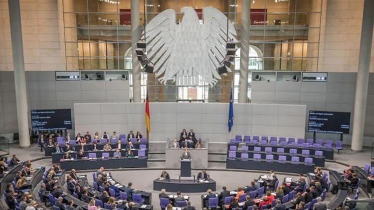 Hürriyete saldırılar Alman Meclisinde
