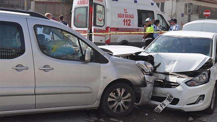 Otomobil önce motosiklete, ardından hafif ticari araca çarptı: 1 ölü, 5 yaralı