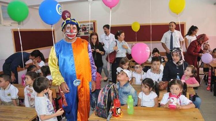 Öğrencileri için palyaço oldu