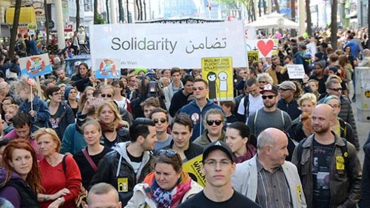Avusturyada 70 bin kişi sığınmacılar için yürüdü