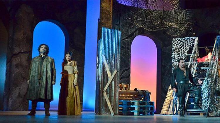 İZDOB sezonu Rigoletto operası ile açtı