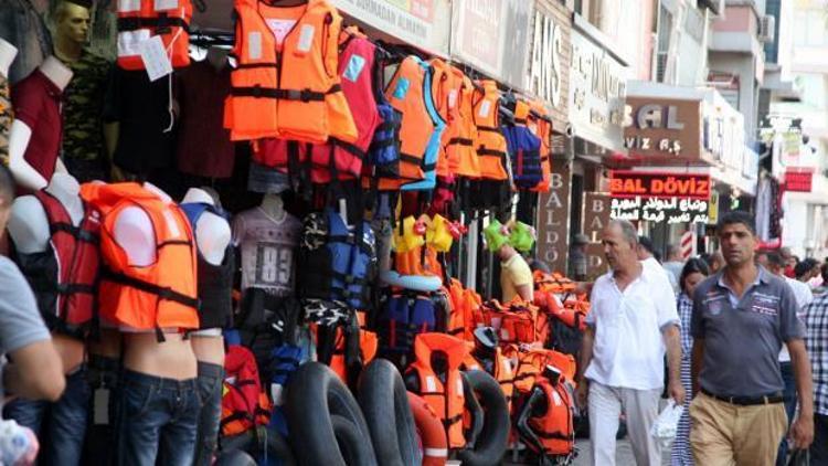 İzmir esnafı en çok can simidi satıyor