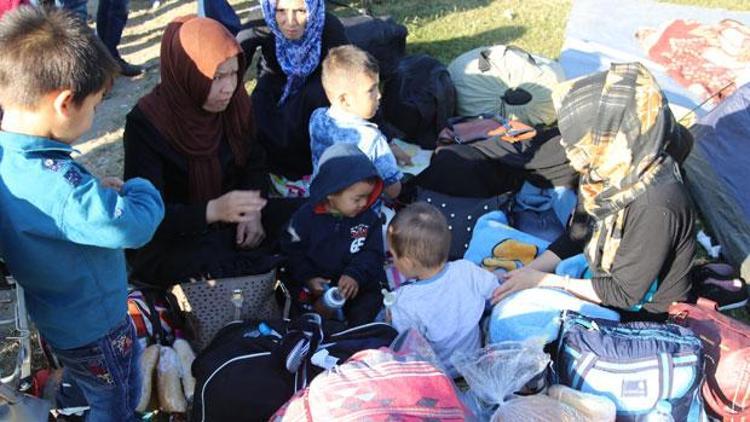 Otogara sığınmacı akını, Edirnede ise bekleyiş sürüyor