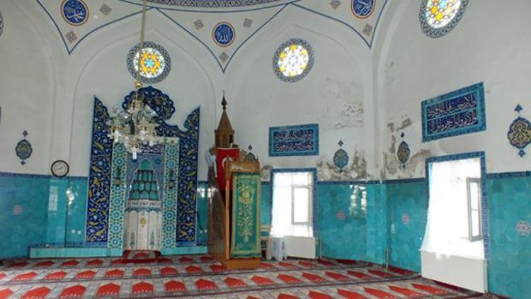 Eşsiz Çinili Camii dökülüyor