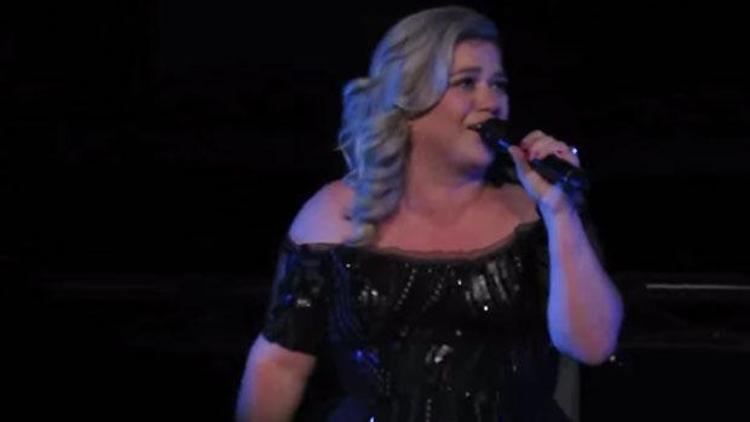 Kelly Clarkson hamile olduğunu sahneden duyurdu