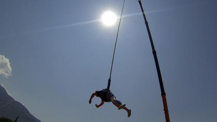 Yeni takılan protez bacağıyla bungee jumping yaptı