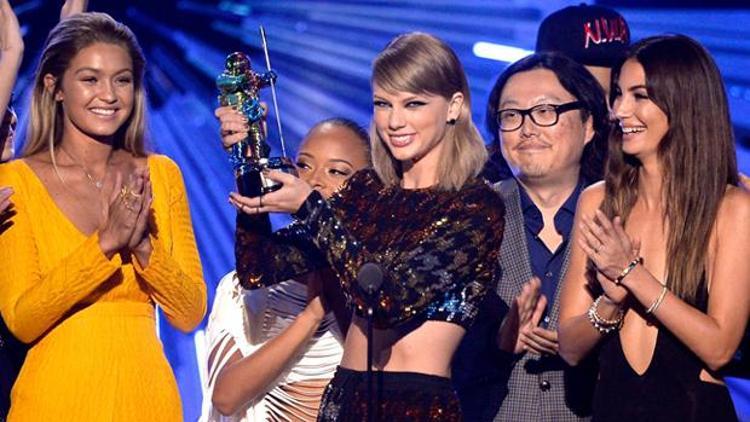 2015 MTV Video Müzik Ödüllerinin kazananı Taylor Swift