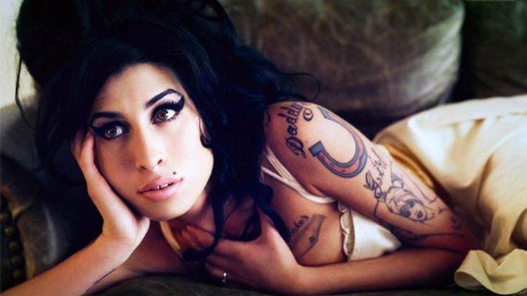 Ailesi Amy Winehouseunözel eşyalarını sergiliyor