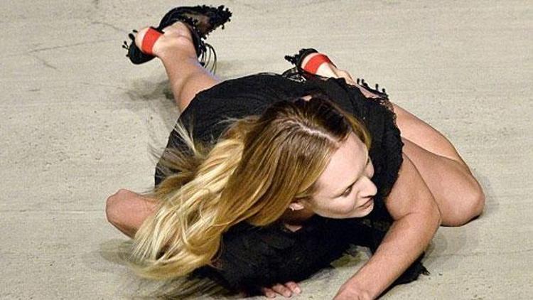 Melek Candice Swanepoel boylu boyunca podyuma uzandı