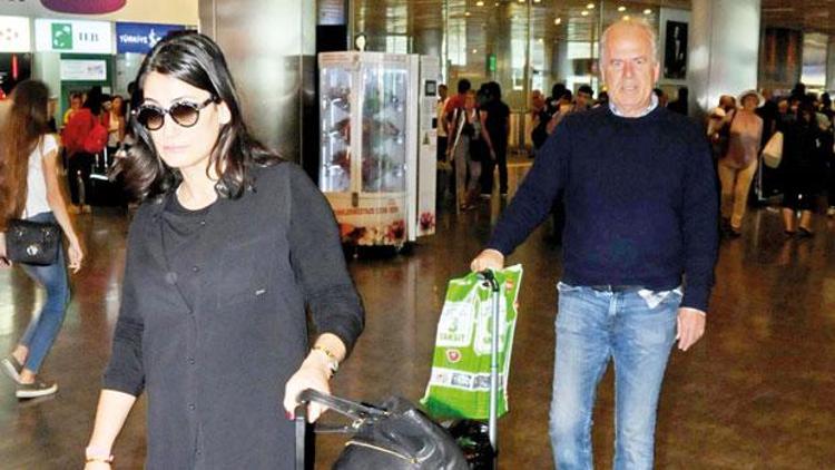 Mustafa Denizli eşi Evin Elçi ile  Prag’dan döndü