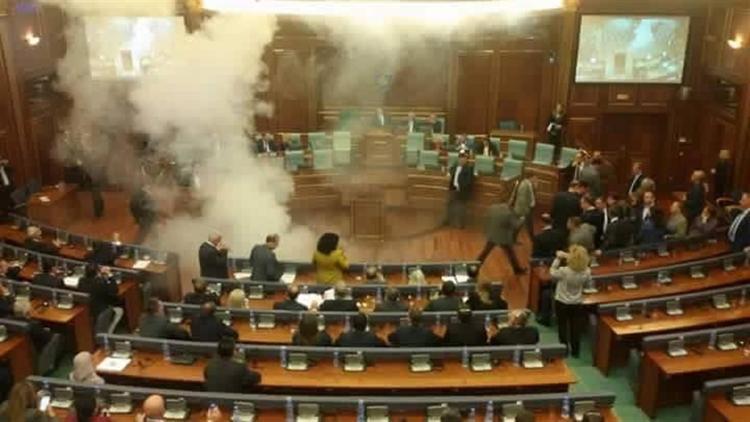 Kosova meclisinde göz yaşartıcı bomba