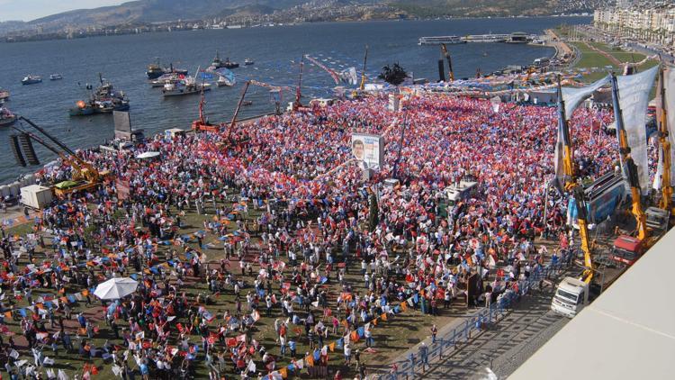 AK Parti’den 2 bin 400 metrekarelik Türk Bayrağı