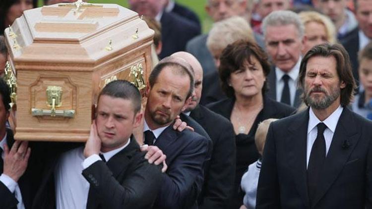 Jim Carrey intihar eden eski sevgilisi Cathorina Whiteın cenazesine katıldı