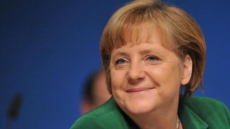 Üç Almandan biri Merkel’in istifasını istiyor