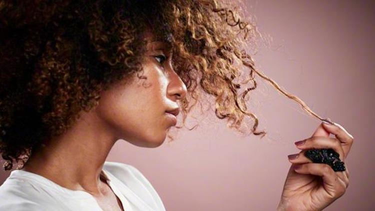 Sadece kıvırcık saçlı kızların anlayabileceği 15 sorun
