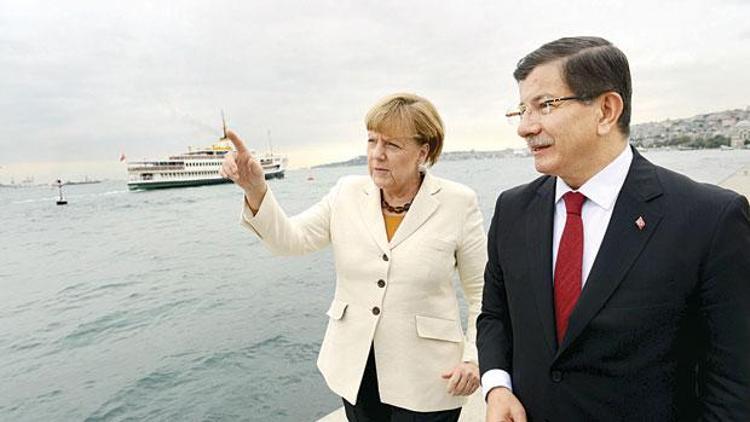 Merkele hassas mesaj: Türkiye konsantrasyon kampı olmaz
