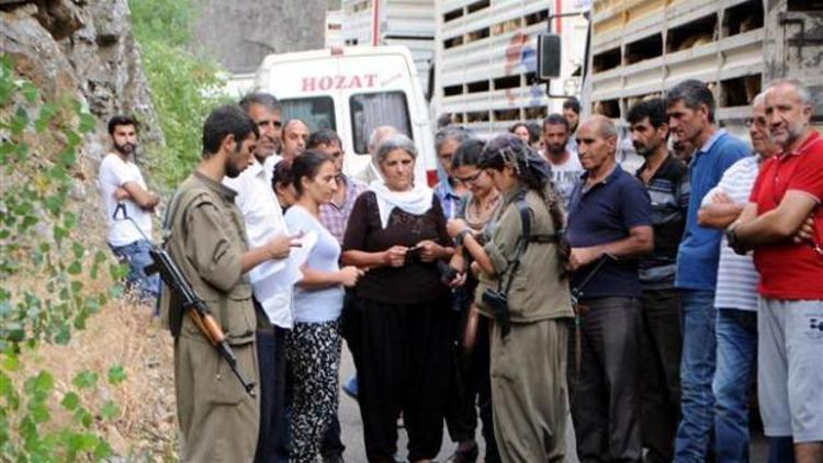 Tuncelide düğün alayının yolunu kesen teröristler örgüt propagandası yaptı