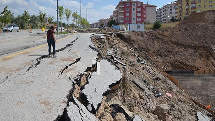 Çöken yol susuz bıraktı