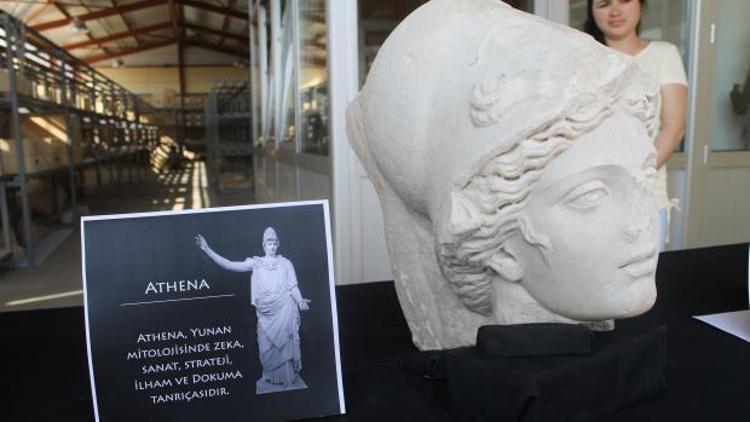 Defineciler devletten önce bulup çıkardıkları Athena heykelini yine toprak altına saklamış