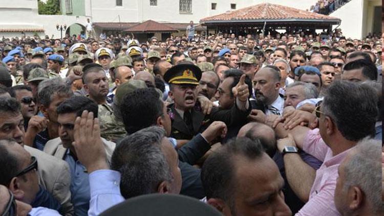 Şehit Yüzbaşı Alkanın cenaze töreninde Cumhurbaşkanı Erdoğana hakaret ettiği iddia edilen 2 kişi tutuklandı