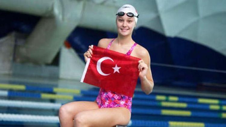 Viktoria Zeynep Güneş 50 metre kurbağalamada altın kazandı