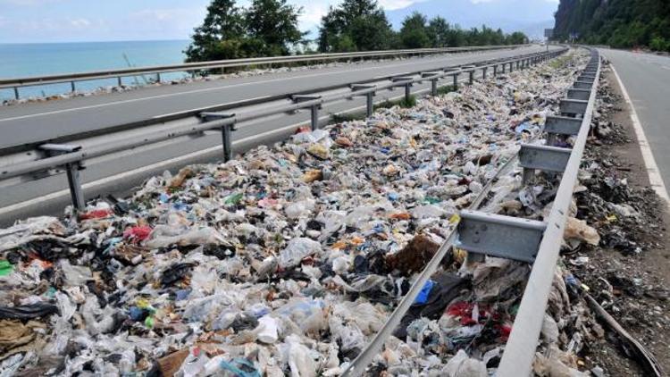 Hopada sel suları kaçak çöp dağını ortaya çıkardı