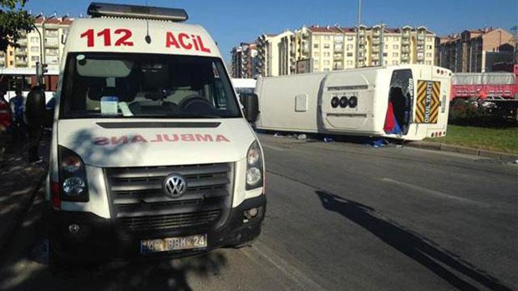 Ambulansa yol vermek isterken kaza yaptı: 16 yaralı