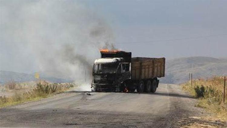 PKKlılar Tendürekte 3 aracı yaktı