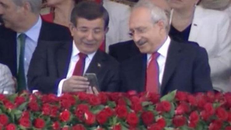 Ankaradaki 30 Ağustos töreninde Davutoğlu ve Kılıçdaroğlunun dikkat çeken sohbeti