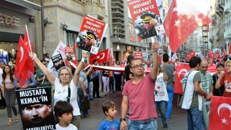 İstiklal Caddesinde Yarbay Mehmet Alkan için yürüdüler