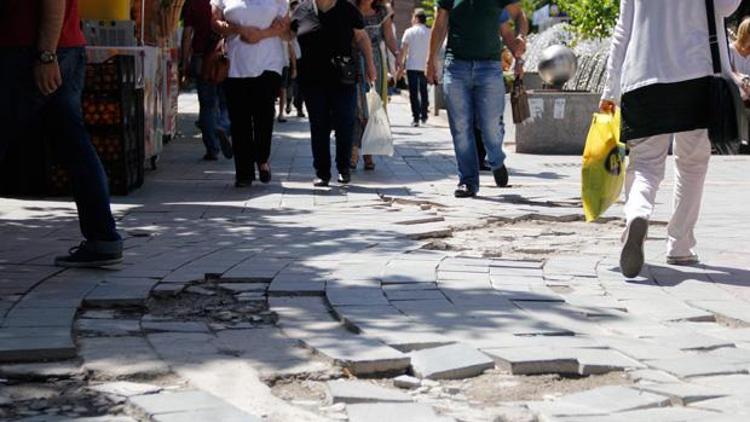 Yaya yolunda taş, vatandaşta sabır kalmadı