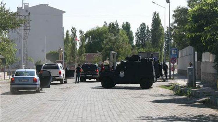 Iğdırda PKKlı teröristlerden saldırı: Bir polis şehit oldu