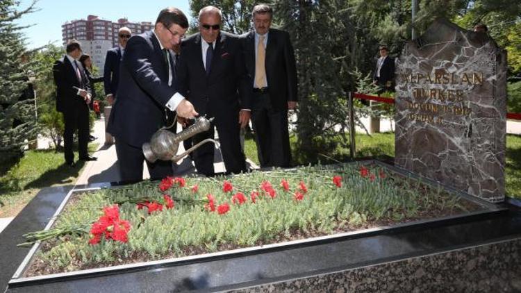 Davutoğlu ve Türkeşten Alparslan Türkeşin mezarına ziyaret