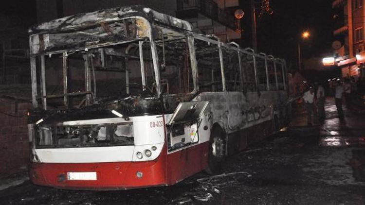 İzmirde belediye otobüsüne saldırı