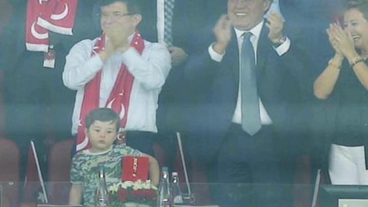 Başbakan Ahmet Davutoğlu Hollanda maçını şehit çocuğuyla tribünden izledi