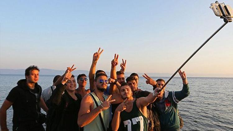 Suriyeli mülteciler sahile varır varmaz selfie çekti