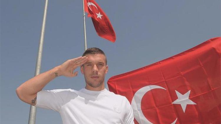 Podolski Mehmetçik Tweetini bakın nasıl değiştirdi