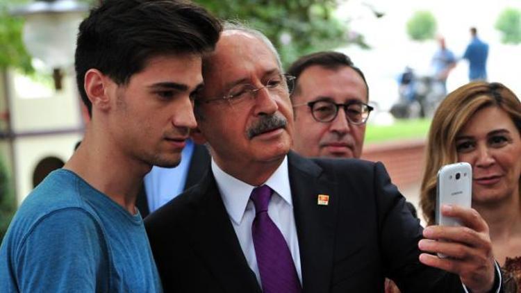 Kılıçdaroğlu selfie çekerken elleri titreyen hayranına böyle yardım etti