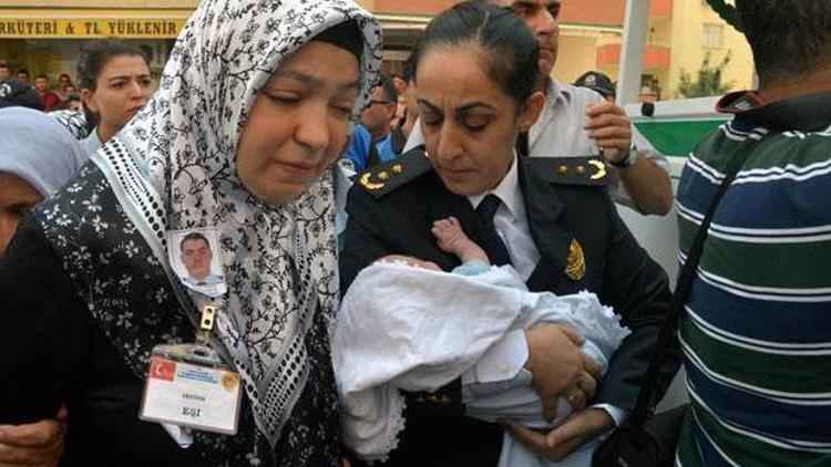 Şehit ailelerine acı haberi şehit kızı polis müdürü veriyor