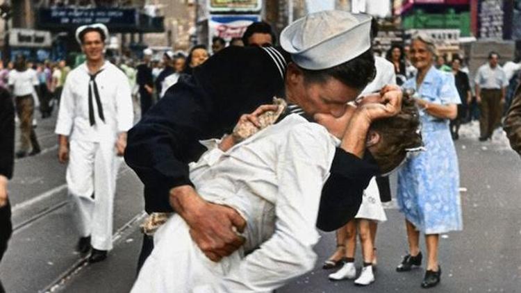 Denizci ve hemşirenin öpüştüğü tarihi fotoğraf hakkında şok iddia