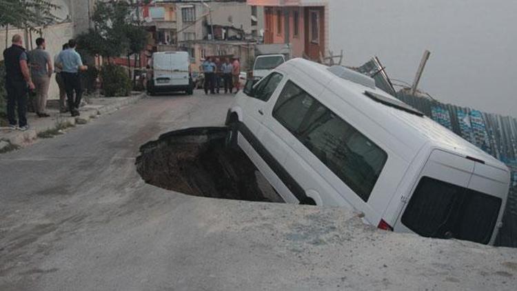 Kağıthanede yol çöktü, servis minibüsü içine düştü