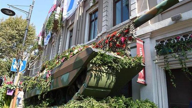 Beşiktaşta Barış için maket uçak, tank ve füzeler çiçeklerle süslendi