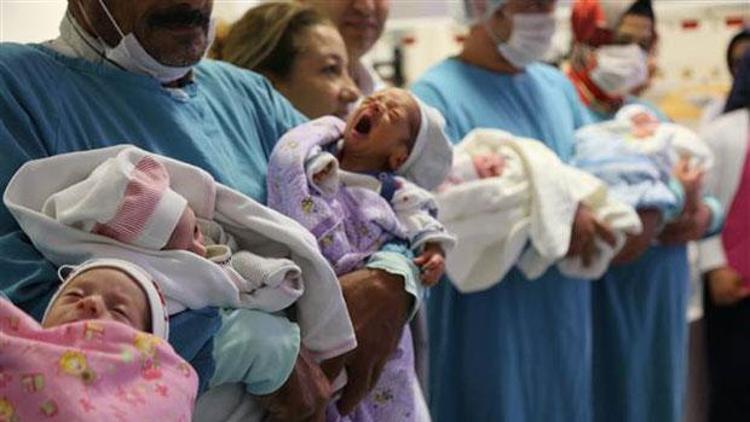 Aynı hastanede bir gün arayla 4 aile üçüz bebek sahibi oldu